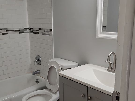 3rd image of 511 Chicago Rd #12