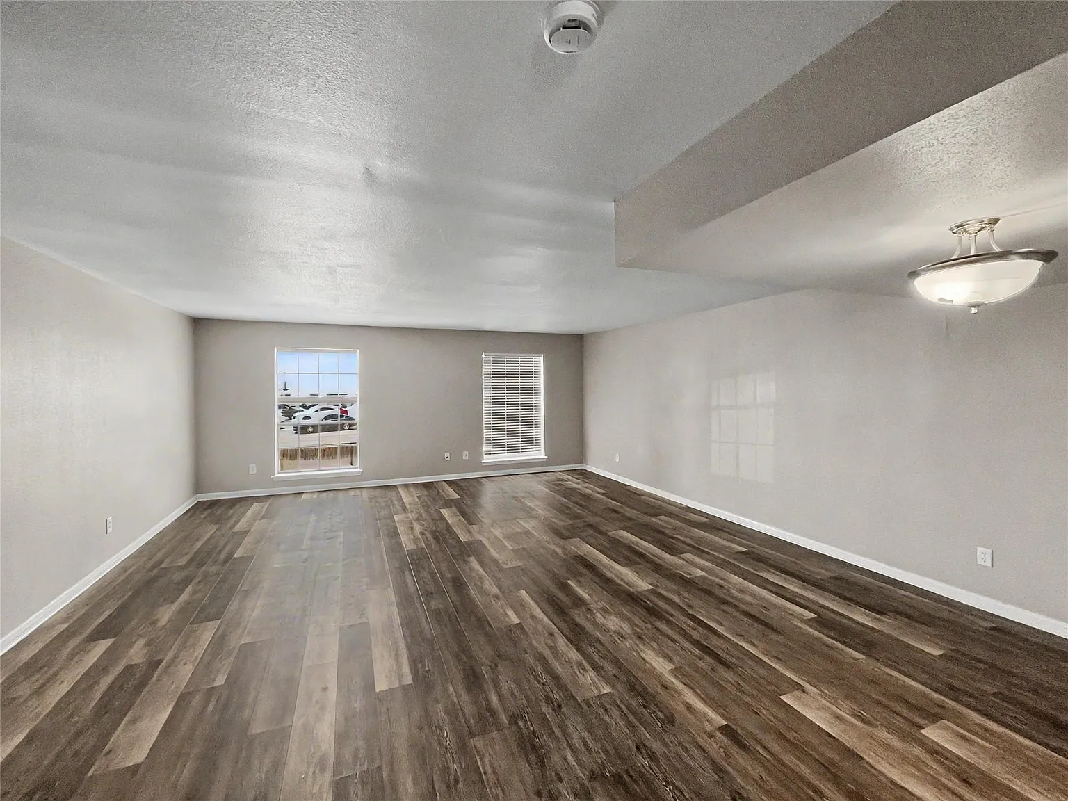2 bed, 2.5 bath, 23194 sqft, $1,350 — Photo 1