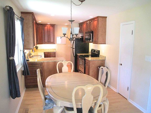 4th image of 319 Butler Ave W