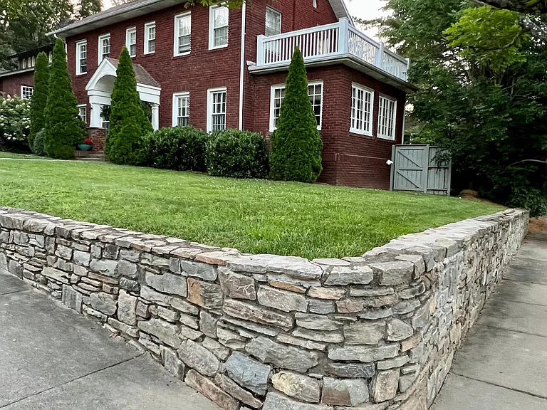 8 Colonial Pl — Photo 1