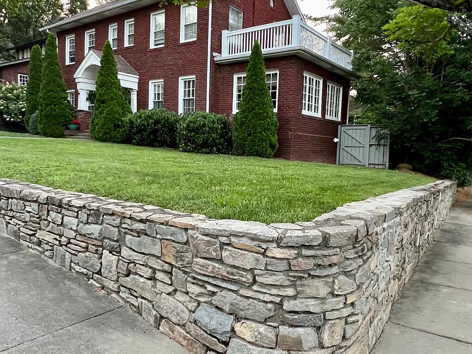 1st image of 8 Colonial Pl
