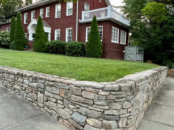 8 Colonial Pl, Asheville, NC 28804