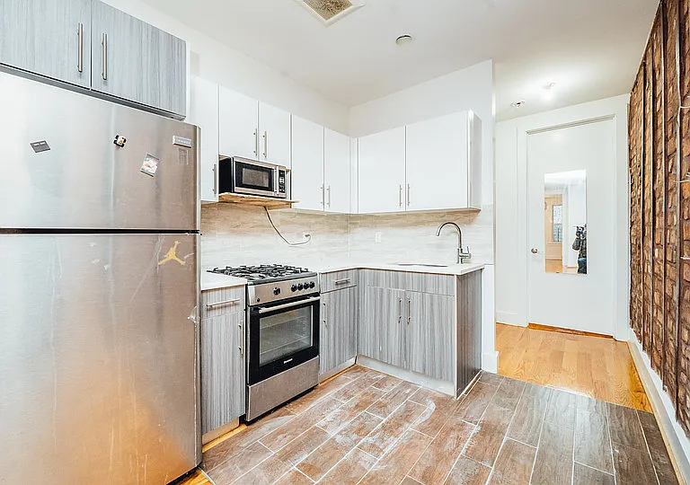 31 Montrose Ave #2M — Photo 2