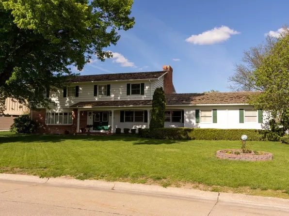 832 Highland Dr, Hastings, NE 68901