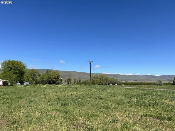 1 Lucerne Ln, Dallesport, WA 98617