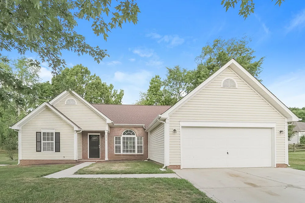3 bed, 2.0 bath, 1637 sqft, $2,175 — Photo 1