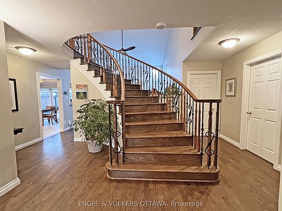3rd image of 736 Hauteview Cres