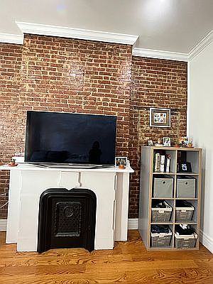 5th image of 212 E 70th St APT 4A