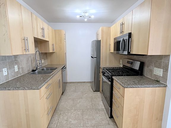 3rd image of 13440 Victory Blvd #3
