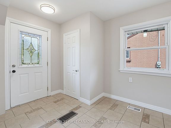 4th image of 216 Winnipeg St