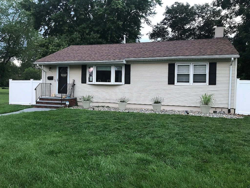 671 Boesel Ave photo 1