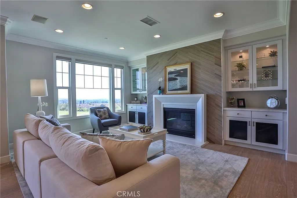 3 bed, 3.5 bath, 2453 sqft, $4,750 — Photo 4