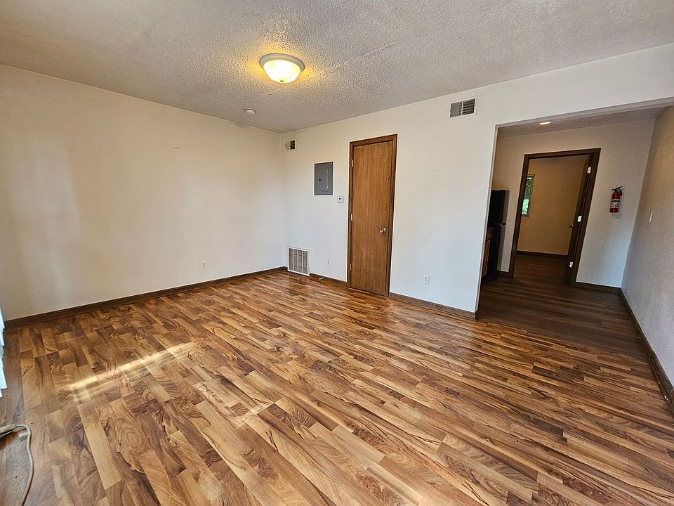 1st image of 300 31st St NE APT D