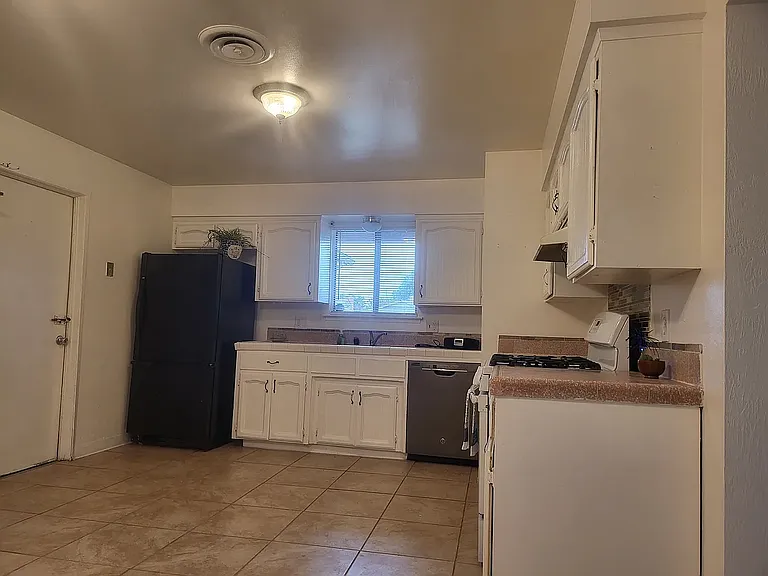 1019 S Demaree St — Photo 57