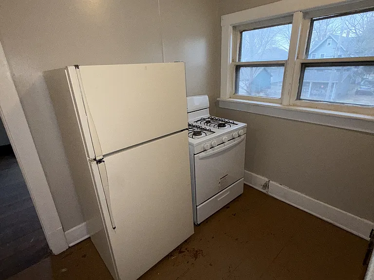 303 Harrison St — Photo 7