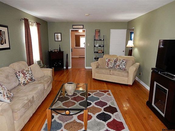 3rd image of 431 Taylor Ct