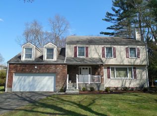 4 Fox Hollow Ln, Cos Cob, CT 06807