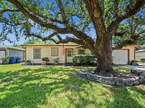 5013 Live Oak Dr, Texas City, TX 77591