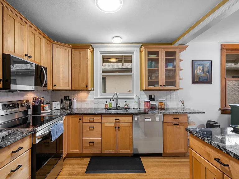 1136 Cook St — Photo 15