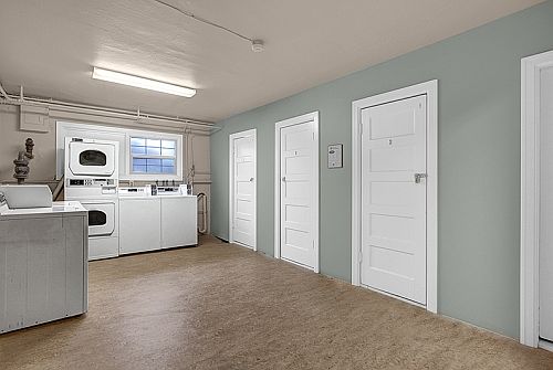 Roosevelt Apartments: Laundry