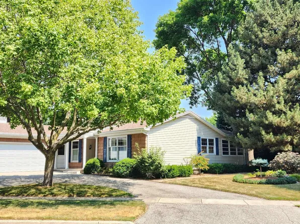 3011 Coventry Dr, Bay City, MI 48706
