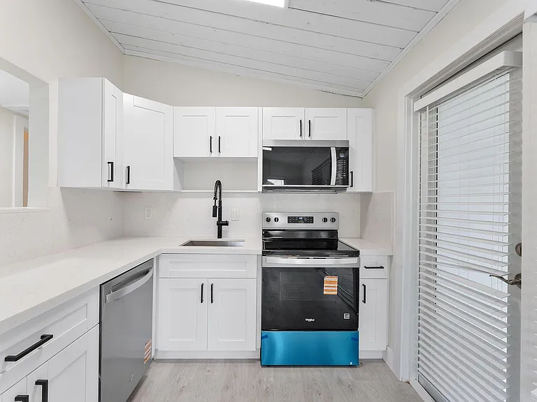 474 Enfield St — Photo 18