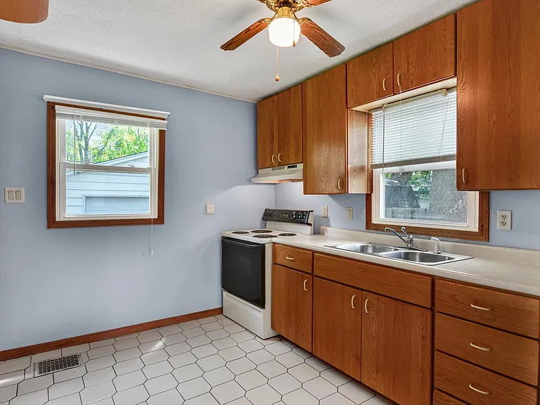 1013 W Columbia Ave — Photo 24