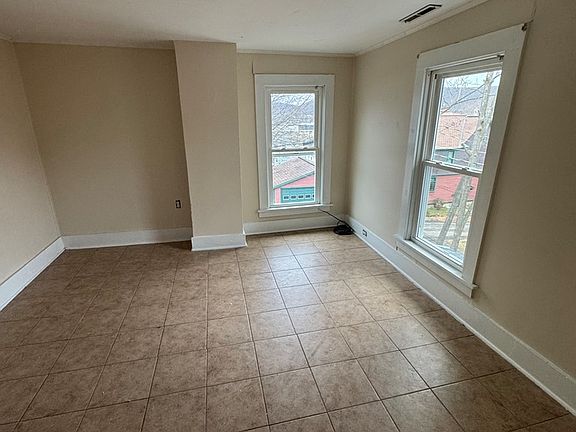 4th image of 211 W 2nd St