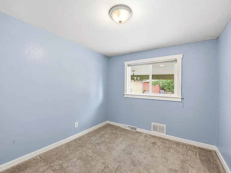 1275 W 4th Ave — Photo 17