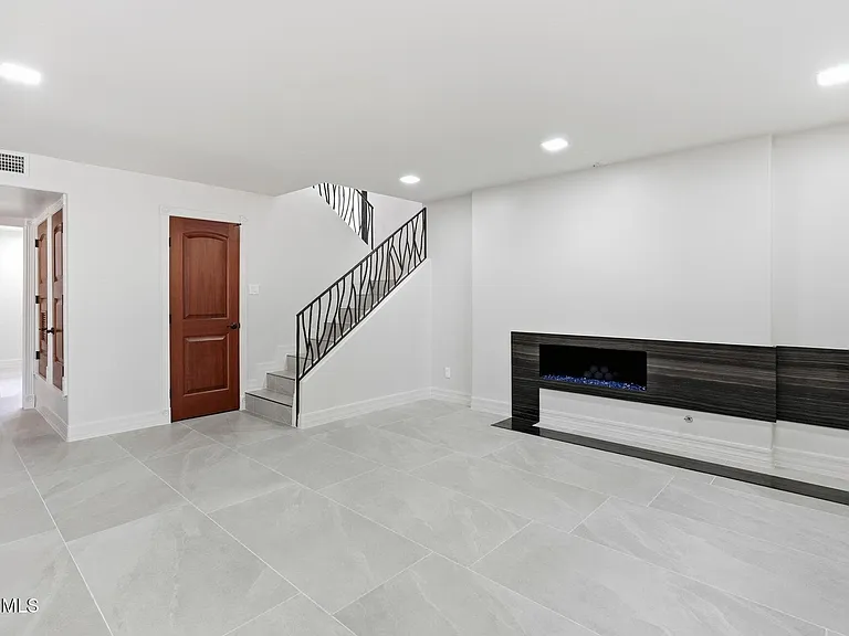 2221 E Vista Ave — Photo 19