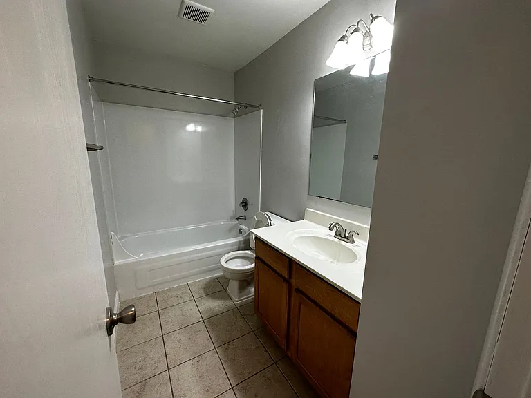 Coventry Court West Apartments — Photo 104