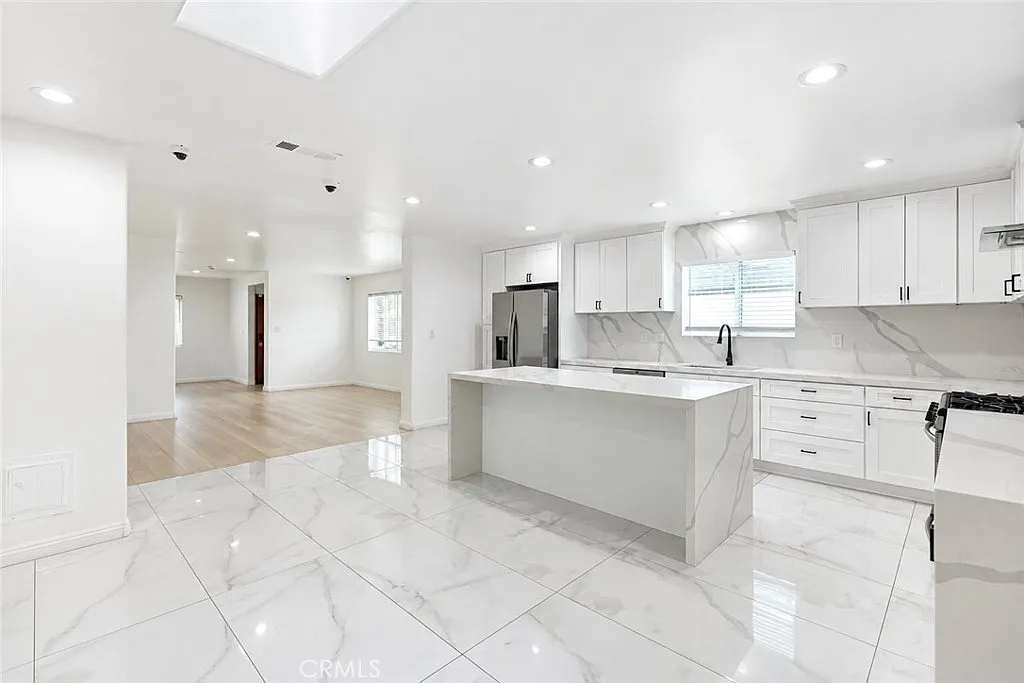 3 bed, 2114 sqft, $5,995 — Photo 2