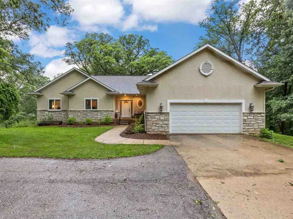 4020 Riverview Ln NE, Iowa City, IA 52240