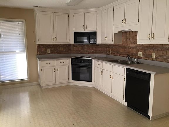 Large and bright eat in kitchen