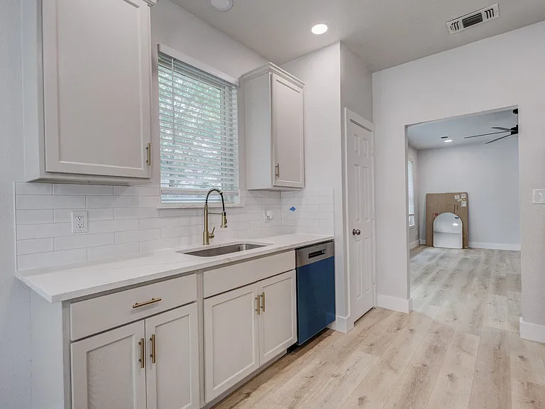3948 Overlake Dr — Photo 3