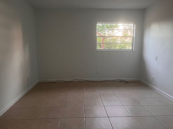 4th image of 633 Linden St #633