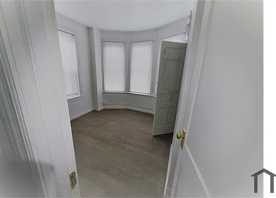 905 N Saint Bernard St — Photo 2