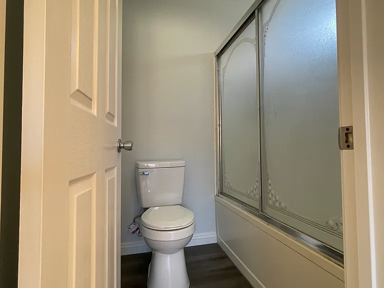 bathroom in MBR (sinks are outside in MBR)