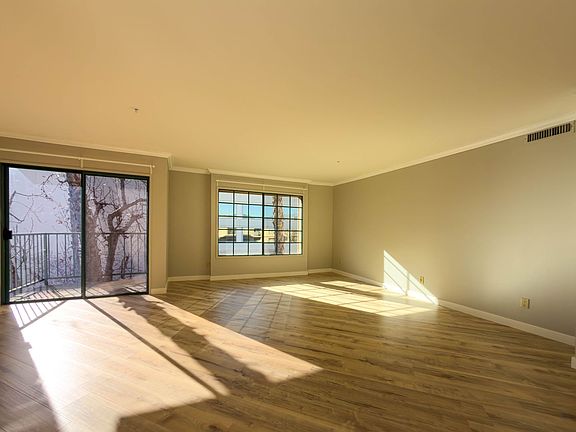 5th image of 426 N Maryland Ave Unit 301