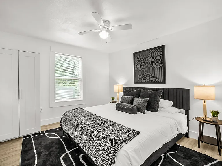 2737 Stuart Dr — Photo 3