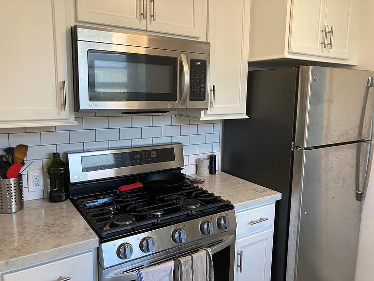 Kitchen oven, refrigerator, microwave - previous tenant A