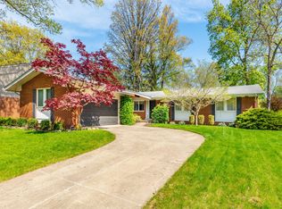 8480 Hampton Rd, Grosse Ile, MI 48138