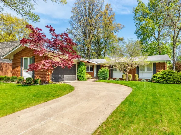 8480 Hampton Rd, Grosse Ile, MI 48138