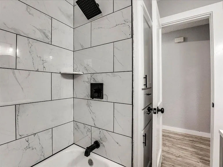 1209 NE 42nd St — Photo 22