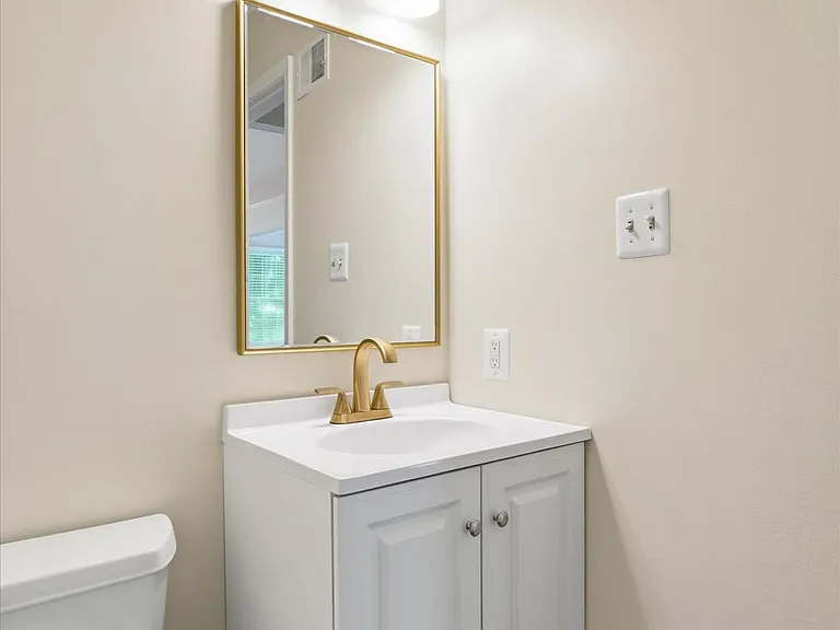 9708 Locust Hill Dr — Photo 22