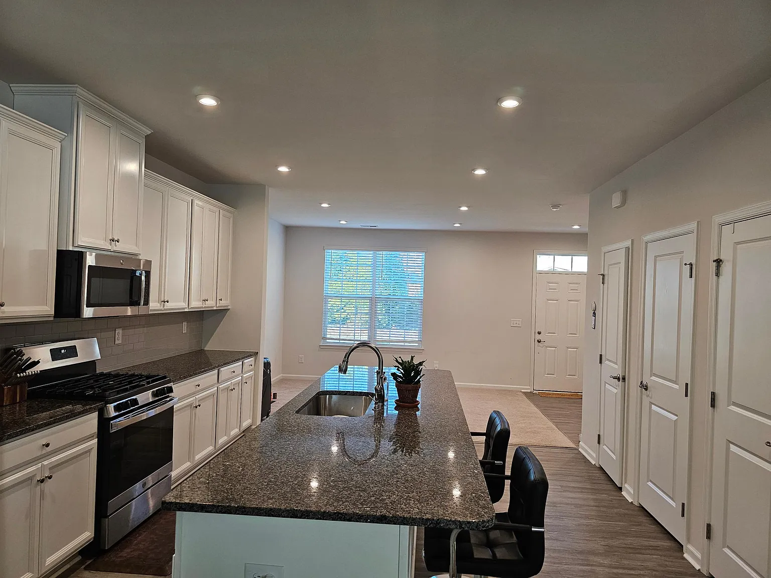 3 bed, 2.5 bath, 1848 sqft, $1,894 — Photo 3