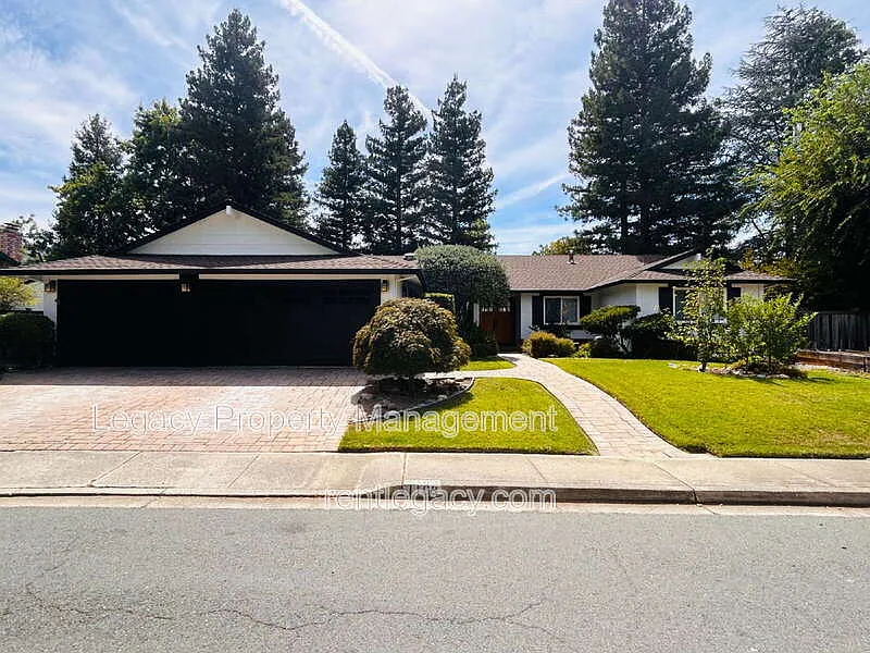 4 bed, 2.5 bath, 2078 sqft, $4,800 — Photo 2