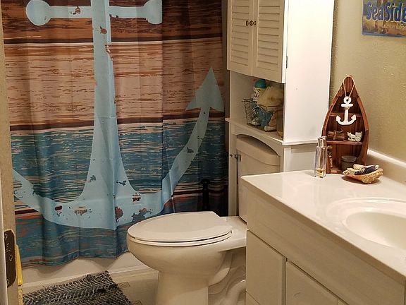 Master Bath  w/  jacuzzi tub