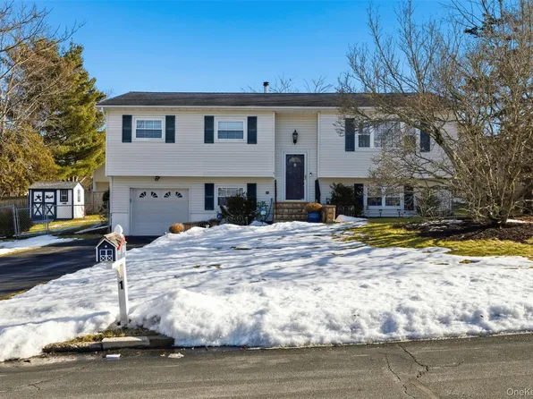 1 Weather Vane Way, Middletown, NY 10940