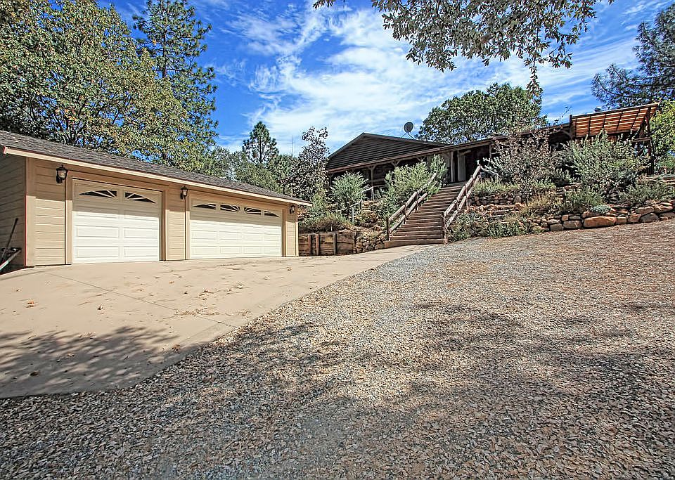 40 Acres w/ log home.